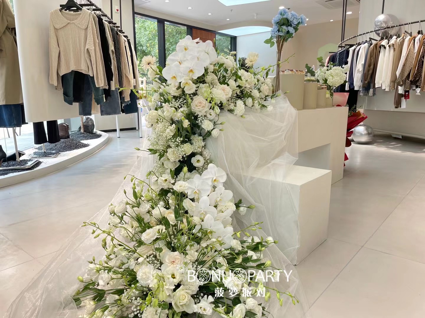 又纯又欲，盛装出席｜北京服装集合店开业布置